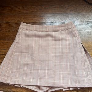 Altrd state skirt! This plaid skirt is so cute with pleats in the back.